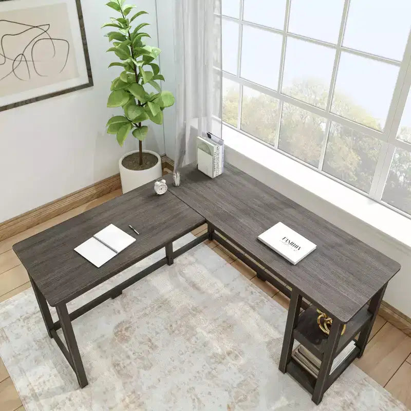 Scrivania ad angolo in legno massello Plank+Beam per ufficio, gaming, computer con mensole portaoggetti