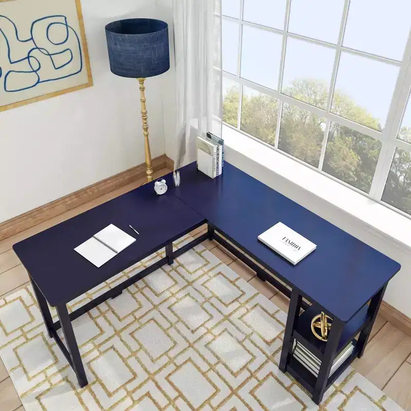 Scrivania ad angolo in legno massello Plank+Beam per ufficio, gaming, computer con mensole portaoggetti
