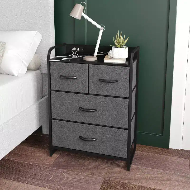 Comodino Emma e Oliver con 4 Cassetti in Tessuto, Stazione di Ricarica con 2 Porte USB/Presa di Corrente, Piano in Legno Ingegnerizzato, Maniglie in Legno, Struttura in Metallo