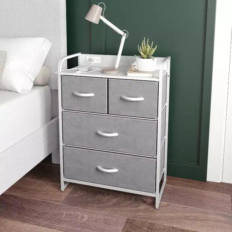 Comodino Emma e Oliver con 4 Cassetti in Tessuto, Stazione di Ricarica con 2 Porte USB/Presa di Corrente, Piano in Legno Ingegnerizzato, Maniglie in Legno, Struttura in Metallo