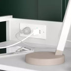 Comodino Emma e Oliver con 4 Cassetti in Tessuto, Stazione di Ricarica con 2 Porte USB/Presa di Corrente, Piano in Legno Ingegnerizzato, Maniglie in Legno, Struttura in Metallo