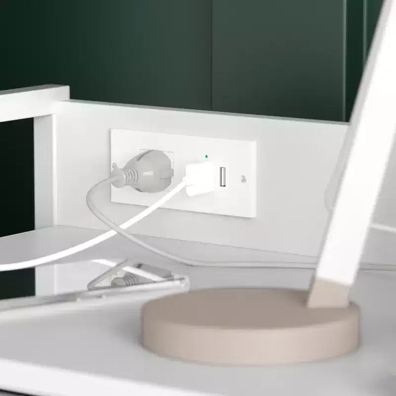 Comodino Emma e Oliver con 4 Cassetti in Tessuto, Stazione di Ricarica con 2 Porte USB/Presa di Corrente, Piano in Legno Ingegnerizzato, Maniglie in Legno, Struttura in Metallo