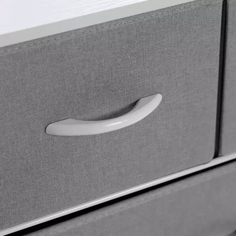 Comodino Emma e Oliver con 4 Cassetti in Tessuto, Stazione di Ricarica con 2 Porte USB/Presa di Corrente, Piano in Legno Ingegnerizzato, Maniglie in Legno, Struttura in Metallo