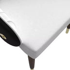 Sedia da pranzo schienale alto LeisureMod Elara Collection, rivestimento in pelle con design a increspature sullo schienale, struttura in legno di gomma e dettagli dorati per sala da pranzo