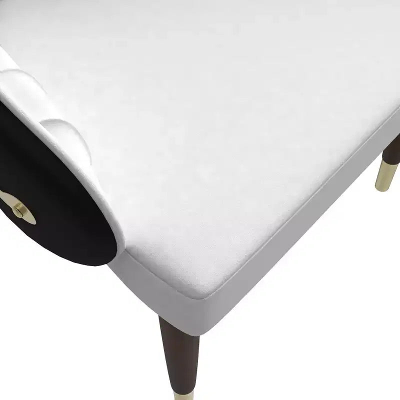 Sedia da pranzo schienale alto LeisureMod Elara Collection, rivestimento in pelle con design a increspature sullo schienale, struttura in legno di gomma e dettagli dorati per sala da pranzo