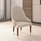 Sedia da pranzo schienale alto LeisureMod Elara Collection, rivestimento in pelle con design a increspature sullo schienale, struttura in legno di gomma e dettagli dorati per sala da pranzo