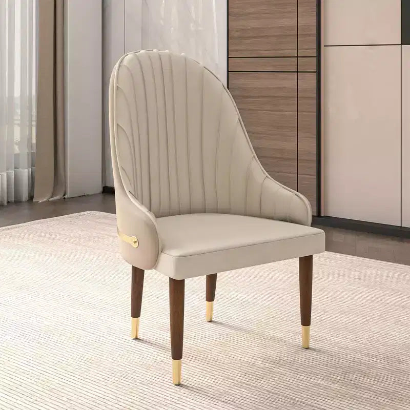 Sedia da pranzo schienale alto LeisureMod Elara Collection, rivestimento in pelle con design a increspature sullo schienale, struttura in legno di gomma e dettagli dorati per sala da pranzo