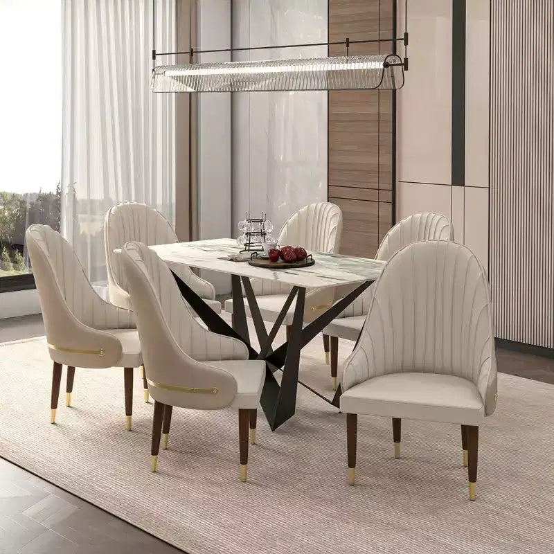 Sedia da pranzo schienale alto LeisureMod Elara Collection, rivestimento in pelle con design a increspature sullo schienale, struttura in legno di gomma e dettagli dorati per sala da pranzo