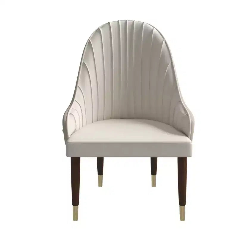 Sedia da pranzo schienale alto LeisureMod Elara Collection, rivestimento in pelle con design a increspature sullo schienale, struttura in legno di gomma e dettagli dorati per sala da pranzo