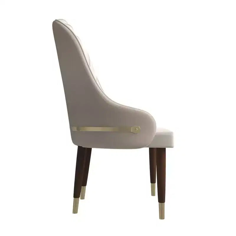 Sedia da pranzo schienale alto LeisureMod Elara Collection, rivestimento in pelle con design a increspature sullo schienale, struttura in legno di gomma e dettagli dorati per sala da pranzo
