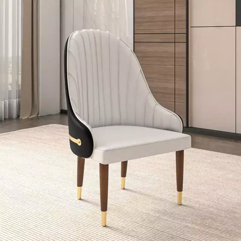 Sedia da pranzo schienale alto LeisureMod Elara Collection, rivestimento in pelle con design a increspature sullo schienale, struttura in legno di gomma e dettagli dorati per sala da pranzo