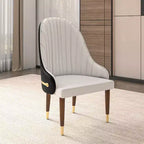 Sedia da pranzo schienale alto LeisureMod Elara Collection, rivestimento in pelle con design a increspature sullo schienale, struttura in legno di gomma e dettagli dorati per sala da pranzo