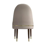 Sedia da pranzo schienale alto LeisureMod Elara Collection, rivestimento in pelle con design a increspature sullo schienale, struttura in legno di gomma e dettagli dorati per sala da pranzo
