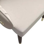 Sedia da pranzo schienale alto LeisureMod Elara Collection, rivestimento in pelle con design a increspature sullo schienale, struttura in legno di gomma e dettagli dorati per sala da pranzo