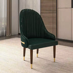 Sedia da pranzo schienale alto LeisureMod Elara Collection, rivestimento in pelle con design a increspature sullo schienale, struttura in legno di gomma e dettagli dorati per sala da pranzo