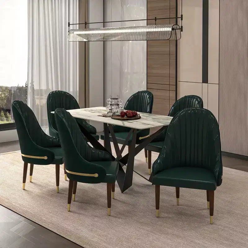 Sedia da pranzo schienale alto LeisureMod Elara Collection, rivestimento in pelle con design a increspature sullo schienale, struttura in legno di gomma e dettagli dorati per sala da pranzo