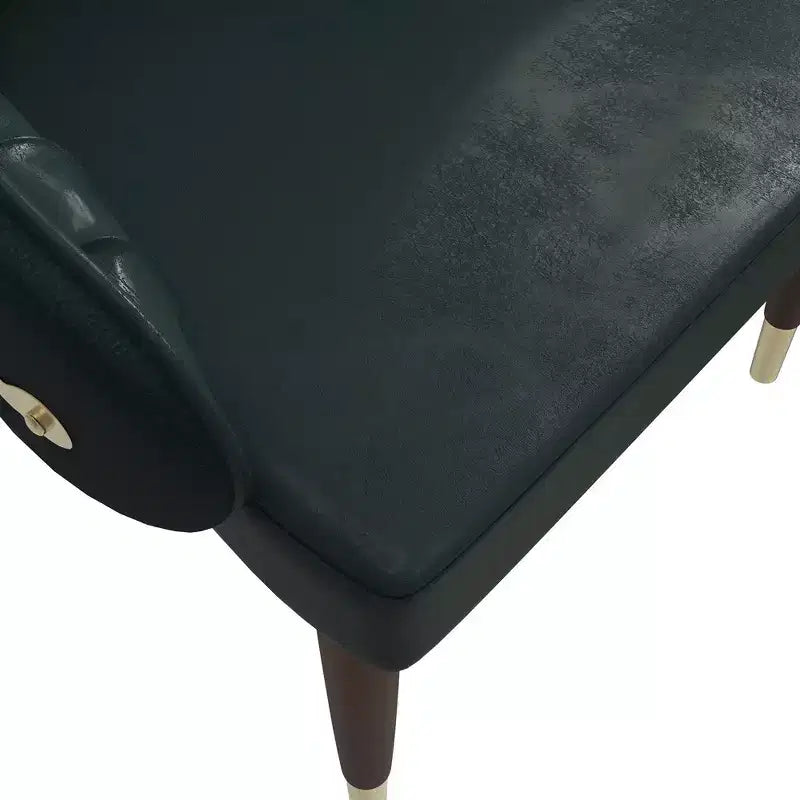 Sedia da pranzo schienale alto LeisureMod Elara Collection, rivestimento in pelle con design a increspature sullo schienale, struttura in legno di gomma e dettagli dorati per sala da pranzo
