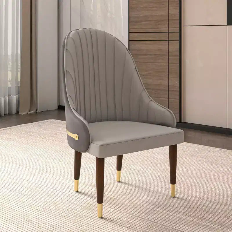 Sedia da pranzo schienale alto LeisureMod Elara Collection, rivestimento in pelle con design a increspature sullo schienale, struttura in legno di gomma e dettagli dorati per sala da pranzo