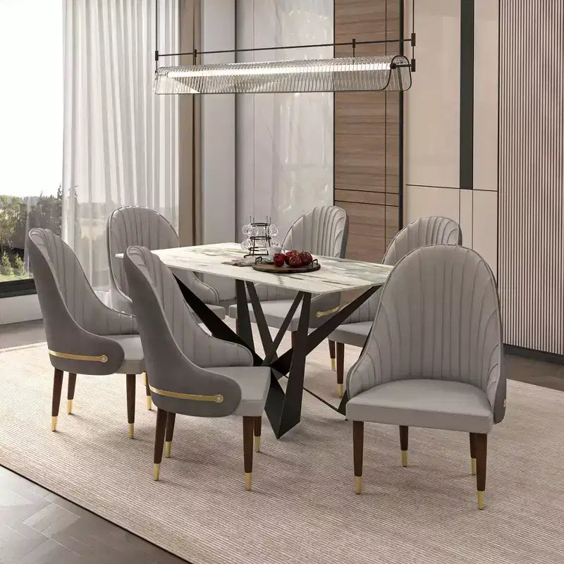 Sedia da pranzo schienale alto LeisureMod Elara Collection, rivestimento in pelle con design a increspature sullo schienale, struttura in legno di gomma e dettagli dorati per sala da pranzo