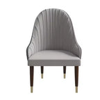 Sedia da pranzo schienale alto LeisureMod Elara Collection, rivestimento in pelle con design a increspature sullo schienale, struttura in legno di gomma e dettagli dorati per sala da pranzo
