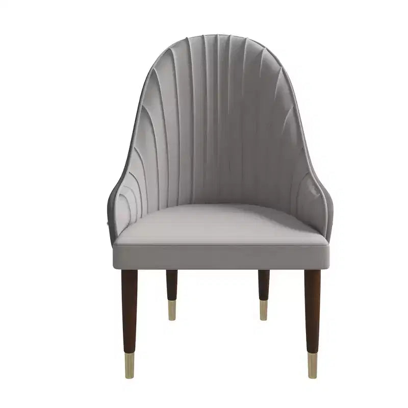 Sedia da pranzo schienale alto LeisureMod Elara Collection, rivestimento in pelle con design a increspature sullo schienale, struttura in legno di gomma e dettagli dorati per sala da pranzo