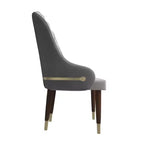 Sedia da pranzo schienale alto LeisureMod Elara Collection, rivestimento in pelle con design a increspature sullo schienale, struttura in legno di gomma e dettagli dorati per sala da pranzo