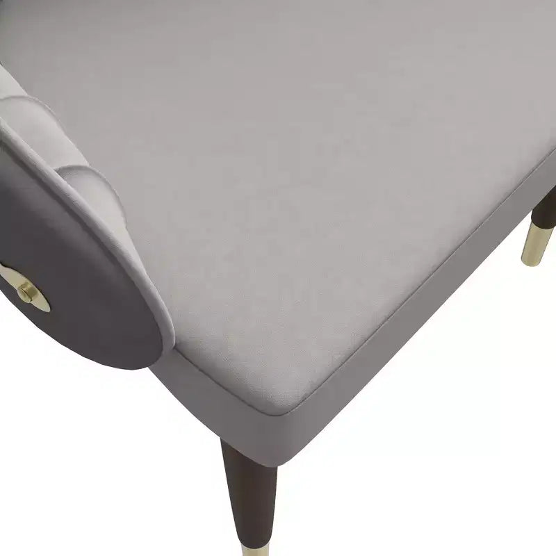 Sedia da pranzo schienale alto LeisureMod Elara Collection, rivestimento in pelle con design a increspature sullo schienale, struttura in legno di gomma e dettagli dorati per sala da pranzo