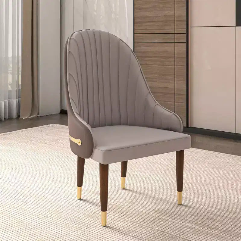 Sedia da pranzo schienale alto LeisureMod Elara Collection, rivestimento in pelle con design a increspature sullo schienale, struttura in legno di gomma e dettagli dorati per sala da pranzo