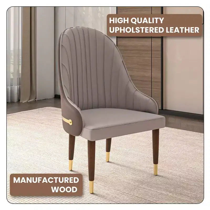 Sedia da pranzo schienale alto LeisureMod Elara Collection, rivestimento in pelle con design a increspature sullo schienale, struttura in legno di gomma e dettagli dorati per sala da pranzo