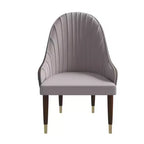 Sedia da pranzo schienale alto LeisureMod Elara Collection, rivestimento in pelle con design a increspature sullo schienale, struttura in legno di gomma e dettagli dorati per sala da pranzo