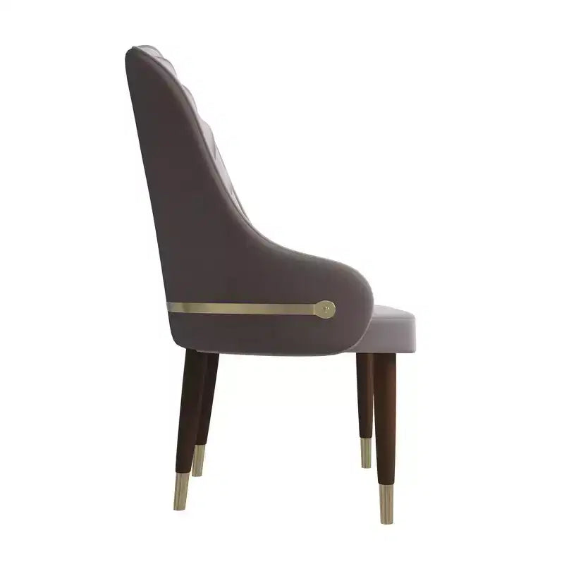 Sedia da pranzo schienale alto LeisureMod Elara Collection, rivestimento in pelle con design a increspature sullo schienale, struttura in legno di gomma e dettagli dorati per sala da pranzo
