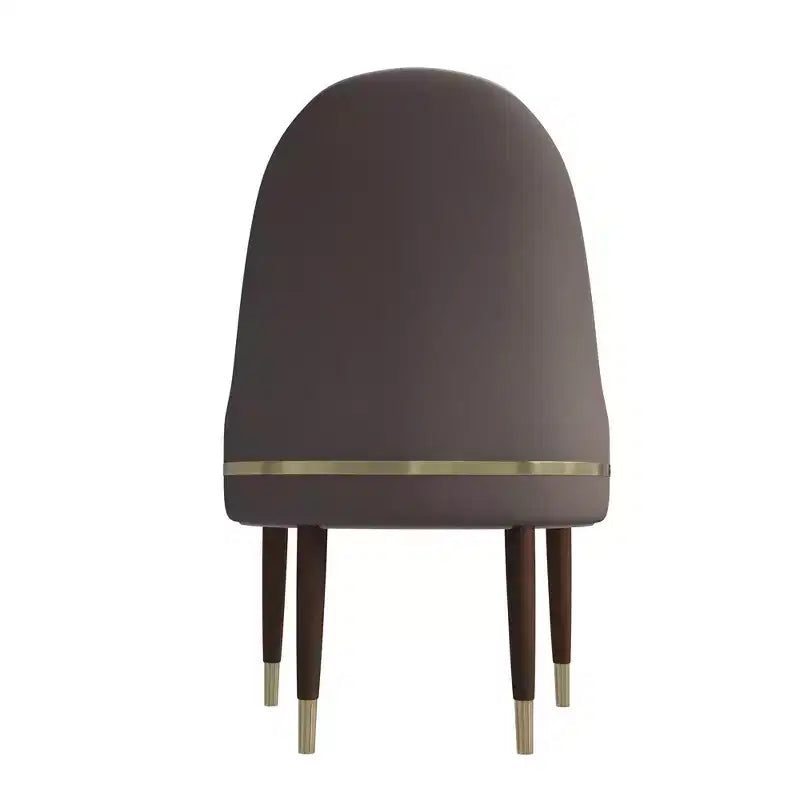 Sedia da pranzo schienale alto LeisureMod Elara Collection, rivestimento in pelle con design a increspature sullo schienale, struttura in legno di gomma e dettagli dorati per sala da pranzo