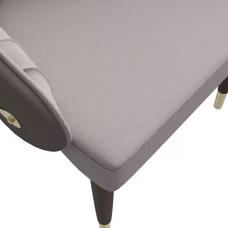 Sedia da pranzo schienale alto LeisureMod Elara Collection, rivestimento in pelle con design a increspature sullo schienale, struttura in legno di gomma e dettagli dorati per sala da pranzo