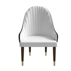 Sedia da pranzo schienale alto LeisureMod Elara Collection, rivestimento in pelle con design a increspature sullo schienale, struttura in legno di gomma e dettagli dorati per sala da pranzo