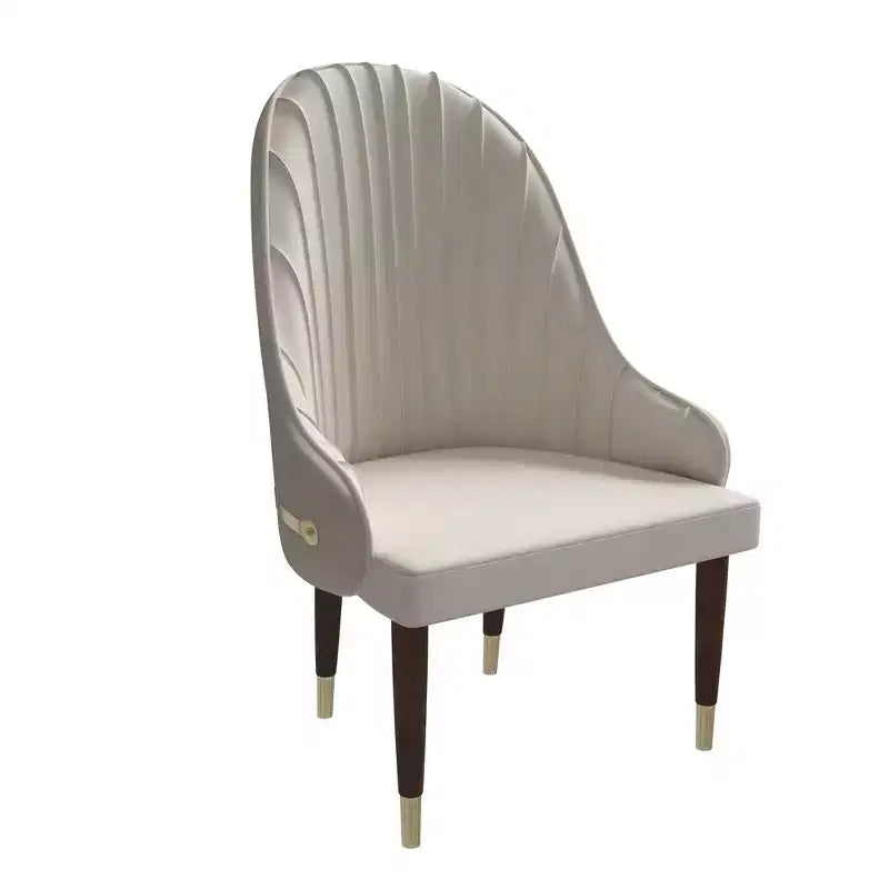 Sedia da pranzo schienale alto LeisureMod Elara Collection, rivestimento in pelle con design a increspature sullo schienale, struttura in legno di gomma e dettagli dorati per sala da pranzo