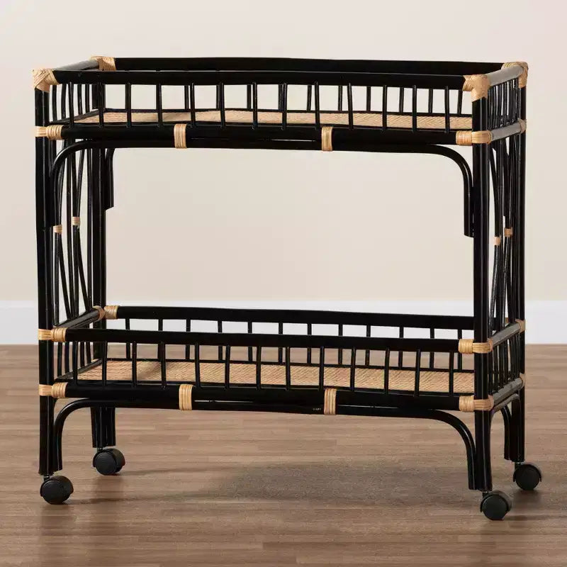 bali & pari Dalinda Carrello da cucina moderno bohémien a due livelli in rattan bicolore nero e marrone naturale