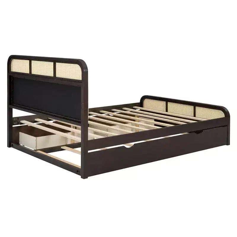 Letto a piattaforma matrimoniale in legno con rotelle estraibili e 2 cassetti, accenti in rattan 4S - ModernLuxe