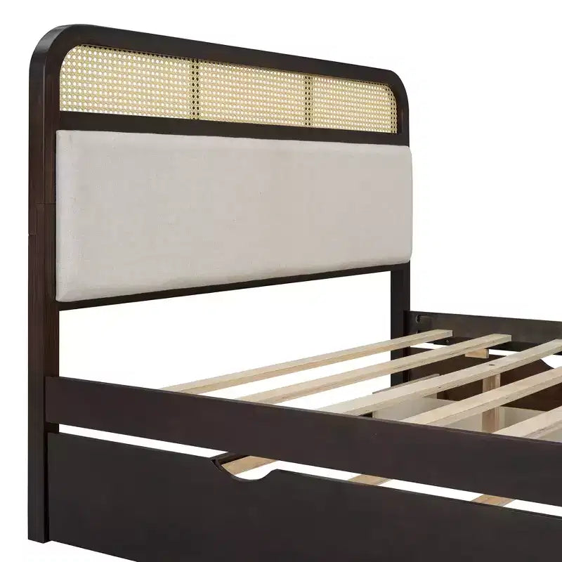 Letto a piattaforma matrimoniale in legno con rotelle estraibili e 2 cassetti, accenti in rattan 4S - ModernLuxe
