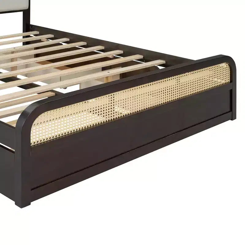 Letto a piattaforma matrimoniale in legno con rotelle estraibili e 2 cassetti, accenti in rattan 4S - ModernLuxe