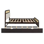 Letto a piattaforma matrimoniale in legno con rotelle estraibili e 2 cassetti, accenti in rattan 4S - ModernLuxe