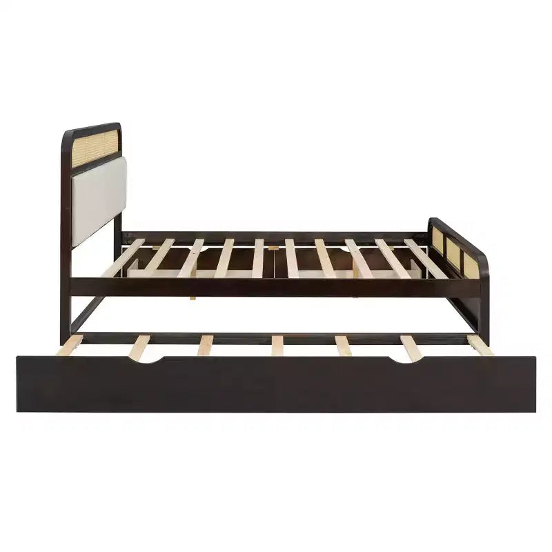 Letto a piattaforma matrimoniale in legno con rotelle estraibili e 2 cassetti, accenti in rattan 4S - ModernLuxe