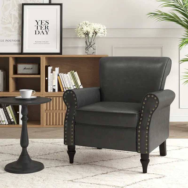 Poltroncina in PU con braccioli arrotolati e finiture borchiate