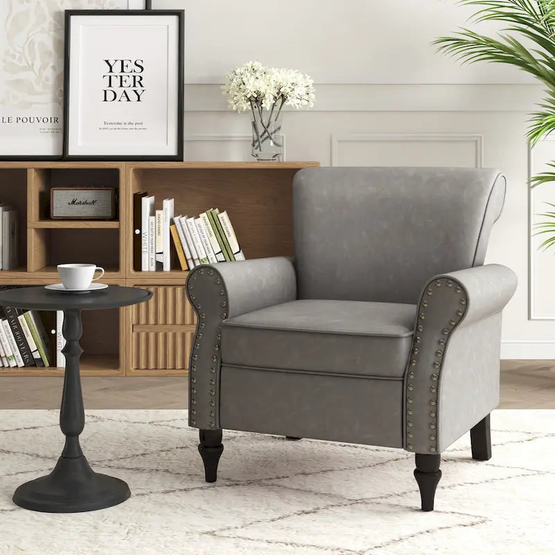 Poltroncina in PU con braccioli arrotolati e finiture borchiate