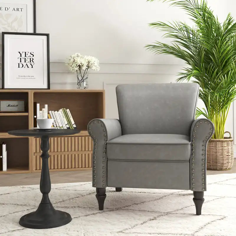 Poltroncina in PU con braccioli arrotolati e finiture borchiate