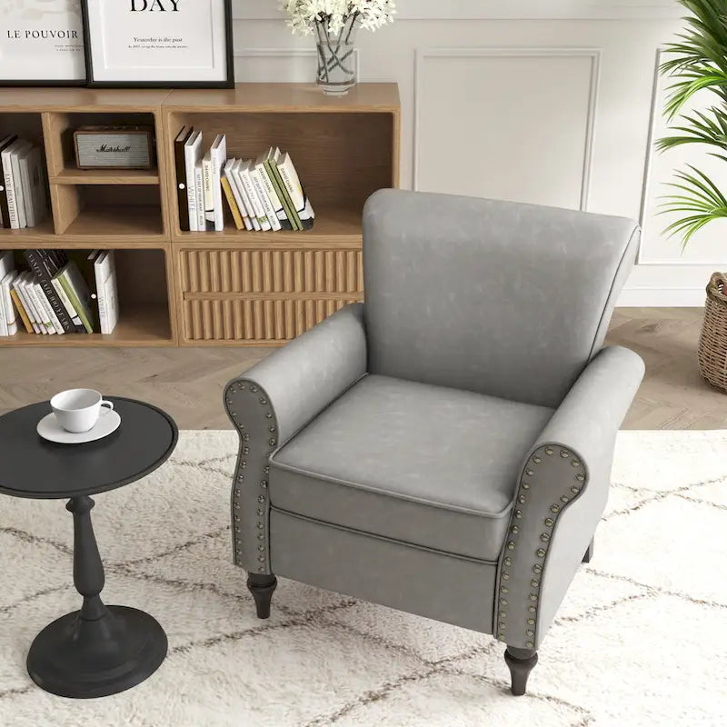Poltroncina in PU con braccioli arrotolati e finiture borchiate