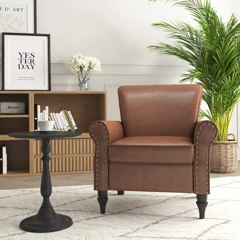 Poltroncina in PU con braccioli arrotolati e finiture borchiate