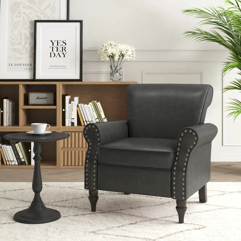 Poltroncina in PU con braccioli arrotolati e finiture borchiate