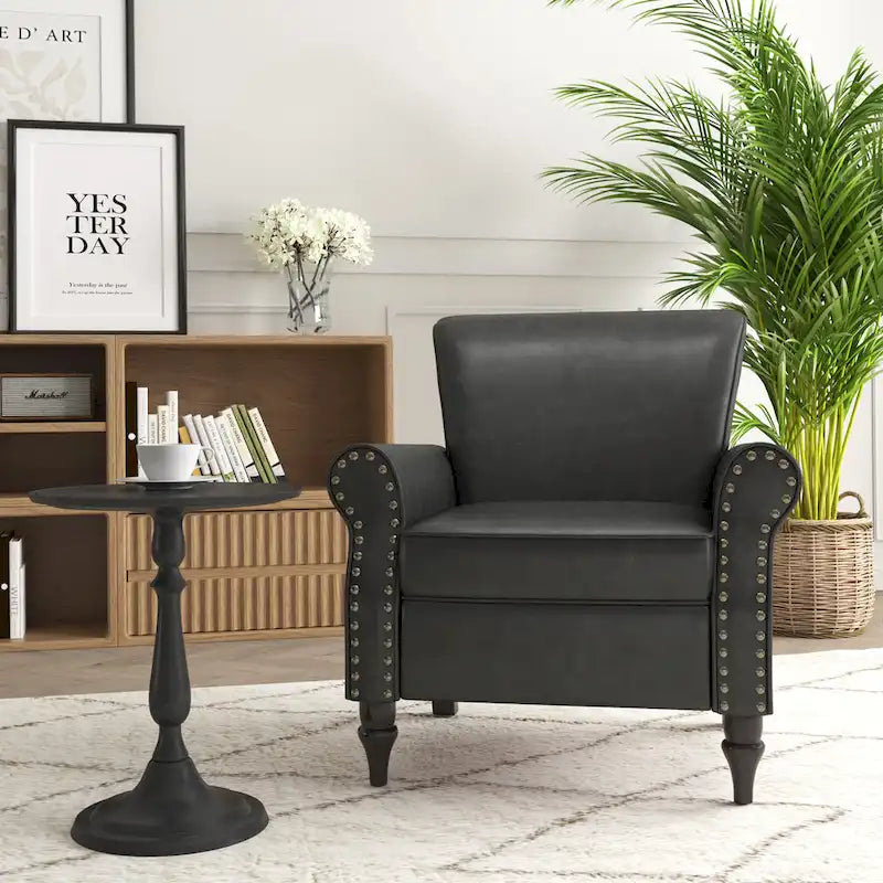 Poltroncina in PU con braccioli arrotolati e finiture borchiate