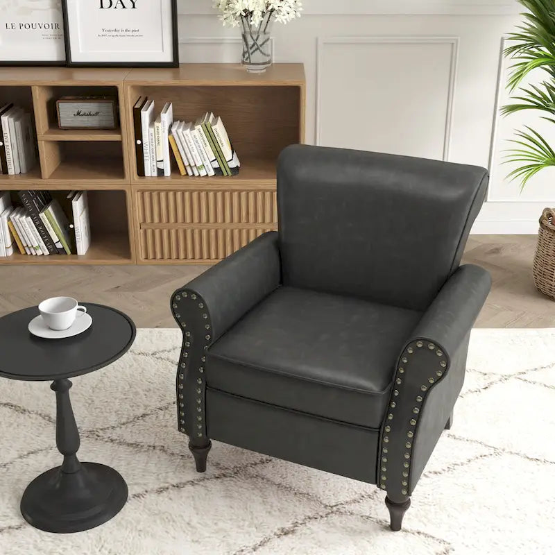 Poltroncina in PU con braccioli arrotolati e finiture borchiate