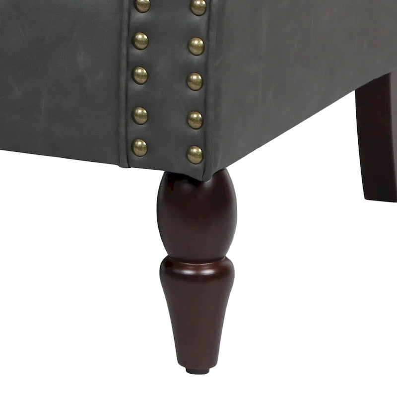 Poltroncina in PU con braccioli arrotolati e finiture borchiate